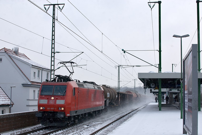 185 097 mit EZ 44696 bei km 16,8 (Februar 2012)