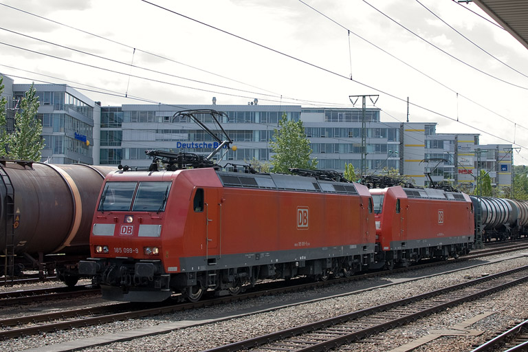 185 099 und 185 085 bei km 15,8 (Mai 2012)