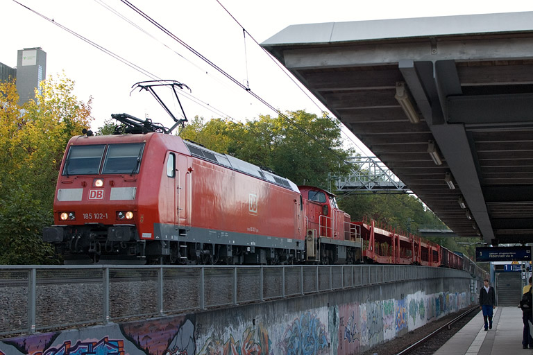 185 102 und 294 594 mit EK 56173 bei km 14,0 (Oktober 2012)