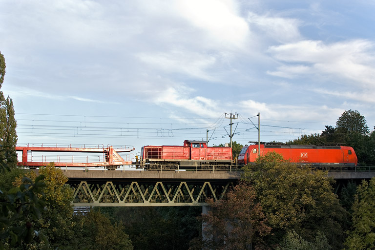 185 102 und 294 594 mit EK 56173 bei km 14,6 (Oktober 2012)