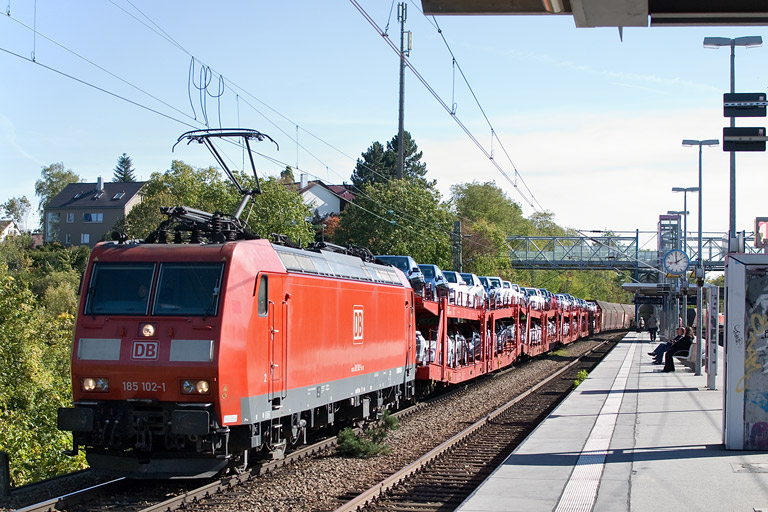 185 102 mit EK 56160 bei km 14,2 (Oktober 2012)