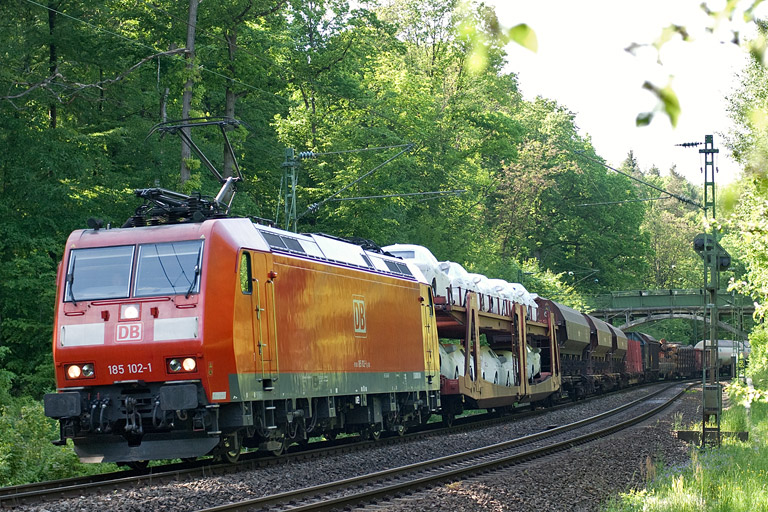 185 102 mit EZ 44691 bei km 11,8 (Mai 2012)