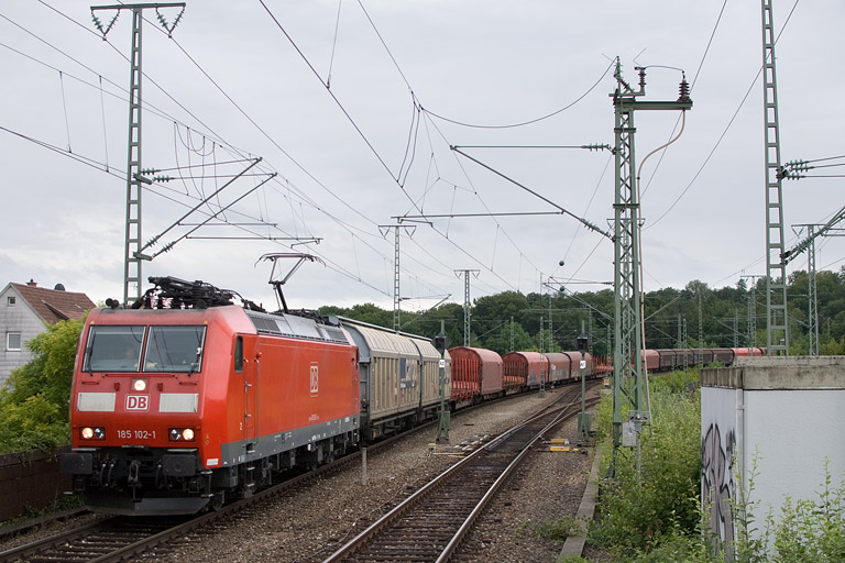 185 102 mit EZ 44696 bei km 16,8 (Juli 2012)