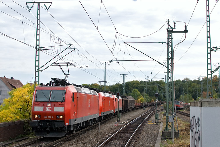 185 111, 185 085 und 152 015 mit EZ 44696 bei km 16,8 (Oktober 2012)