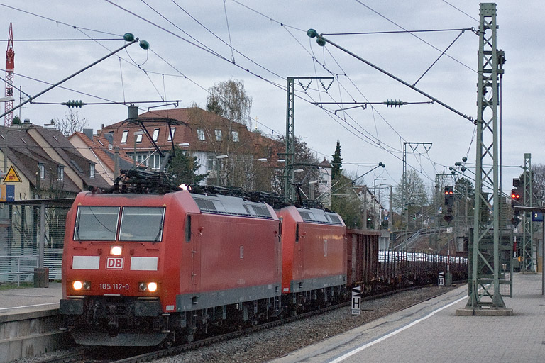 185 112 und 185 086 mit EK 56181 bei km 15,6 (April 2012)