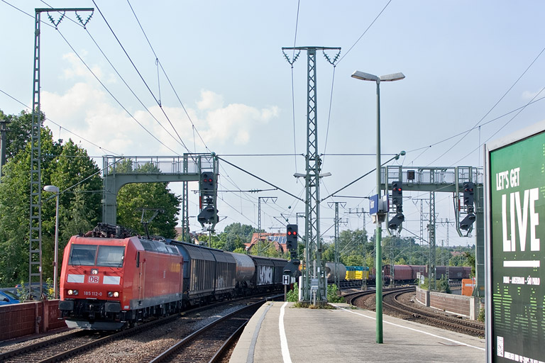 185 112 mit EZ 44695 bei km 16,8 (August 2012)