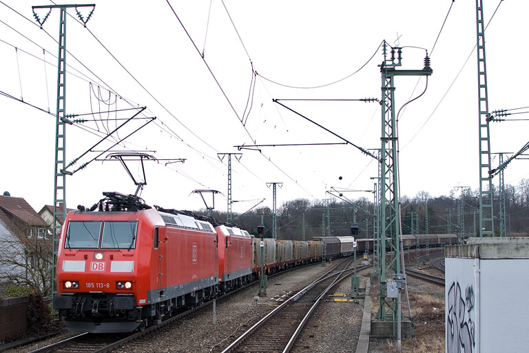 185 113 und 185 091 mit EZ 44696 bei km 16,8 (Februar 2012)