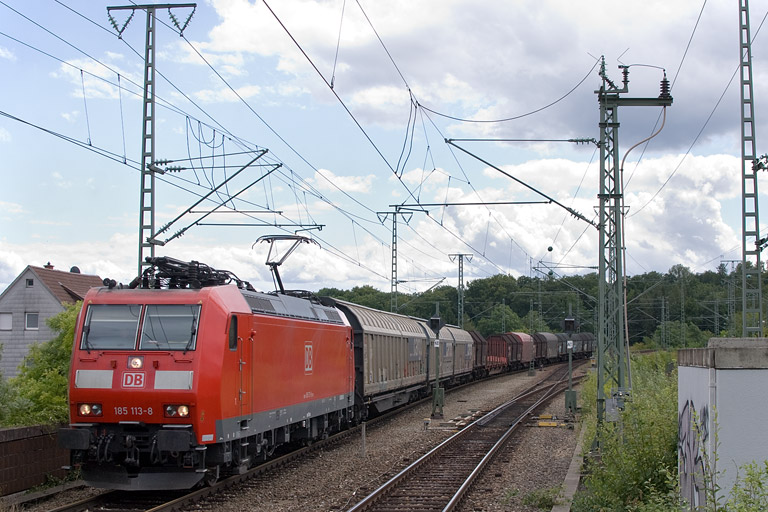 185 113 mit EZ 44696 bei km 16,8 (August 2012)