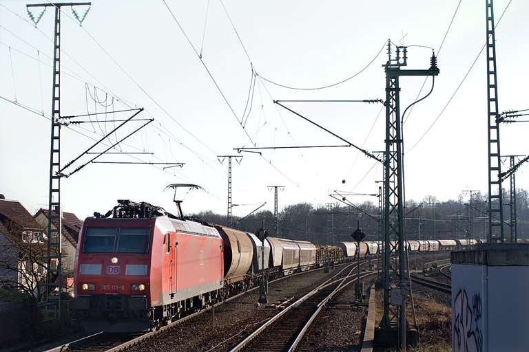 185 113 mit EZ 44696 bei km 16,8 (Januar 2012)