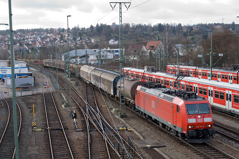 185 113 mit EZ 44696 bei km 16,0 (Januar 2012)