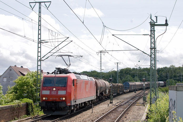 185 117 mit EZ 44696 bei km 16,8 (Juli 2012)