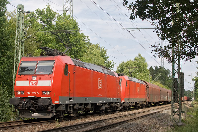 185 119 und 185 057 mit EZ 44695 bei km 22,2 (August 2012)