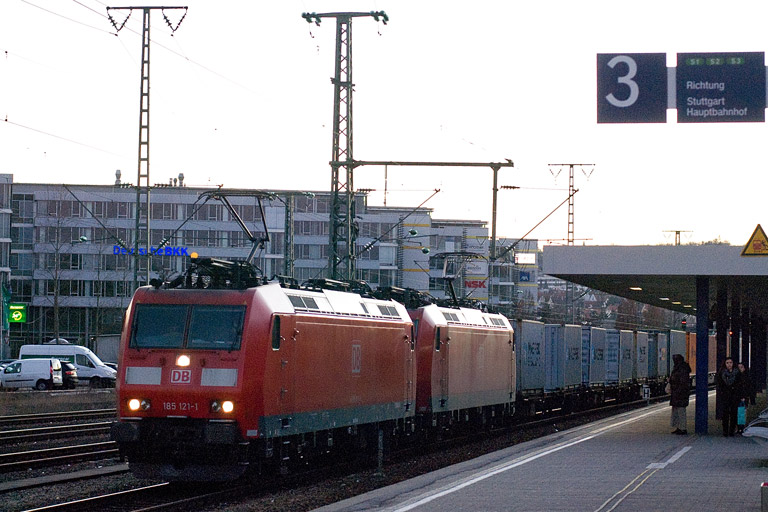 185 121 und 185 091 mit KT 43162 bei km 15,6 (Januar 2012)