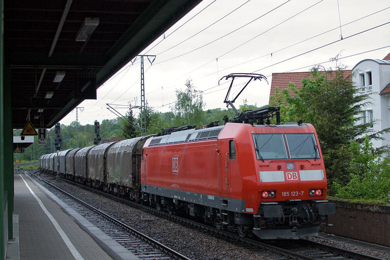 185 123 mit GM 49225 bei km 16,8 (Mai 2012)