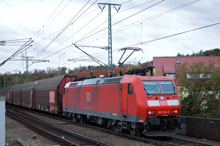 185 124 mit EK 56189 bei km 16,8 (November 2012)