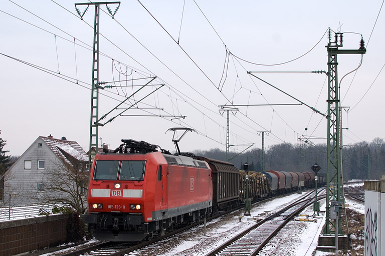 185 126 mit EZ 44696 bei km 16,8 (Februar 2012)