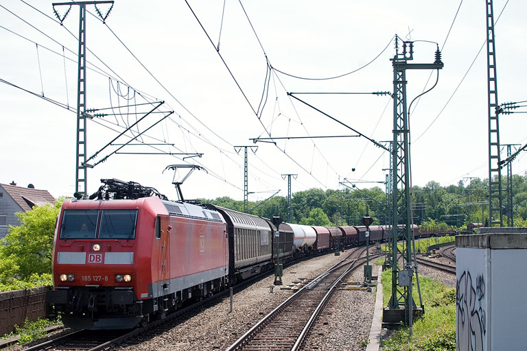 185 127 mit EZ 44696 bei km 16,8 (Mai 2012)