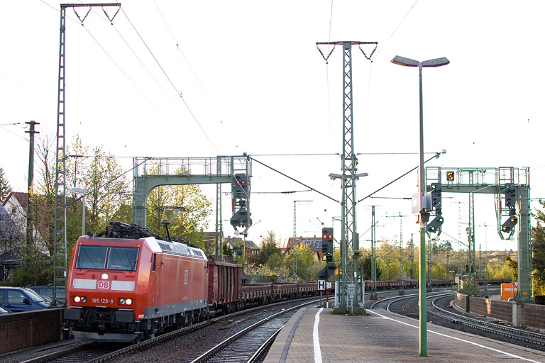 185 128 mit EK 56183 bei km 16,6 (April 2012)