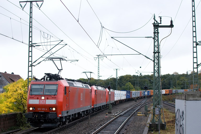 185 129, 185 098 und Lok der Baureihe 185 mit KT 43162 bei km 16,8 (Oktober 2012)