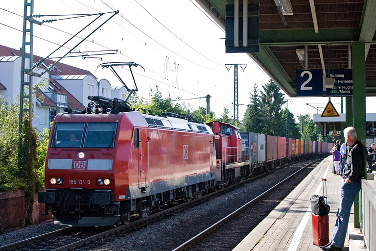185 131 und 294 779 mit EK 56173 bei km 16,8 (Juni 2012)