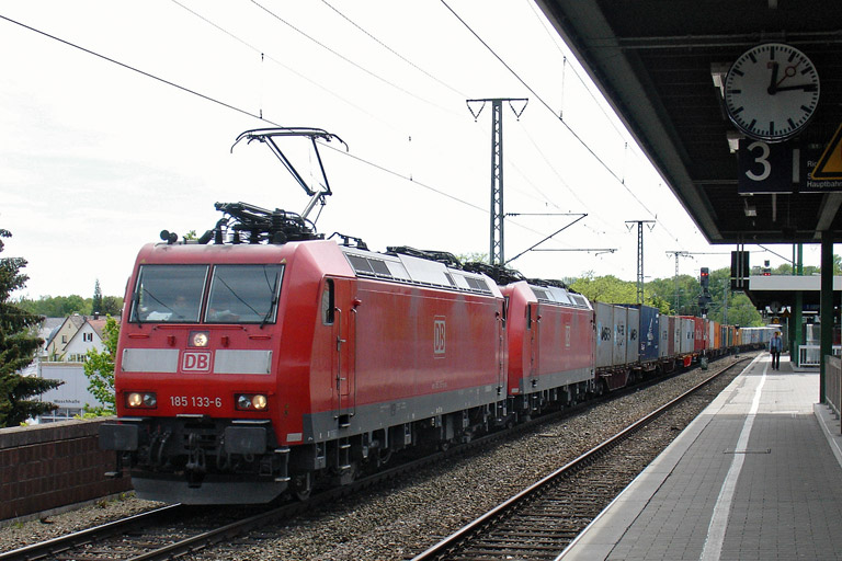 185 133 und 185 115 mit KT 43160 bei km 16,8 (Mai 2012)