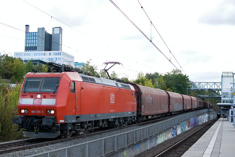 185 135 mit EZ 44695 bei km 14,2 (September 2012)