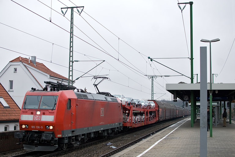185 136 mit EK 56180 bei km 16,8 (Januar 2012)