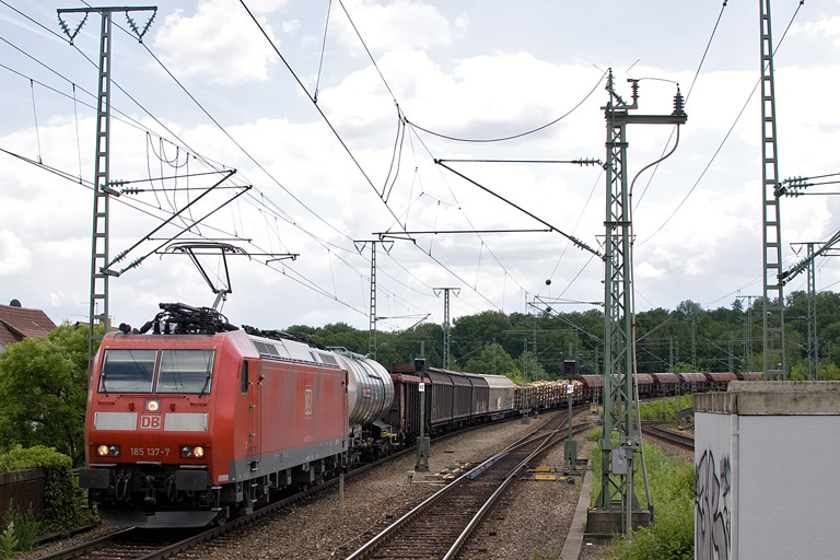 185 137 mit EZ 44696 bei km 16,8 (Juni 2012)