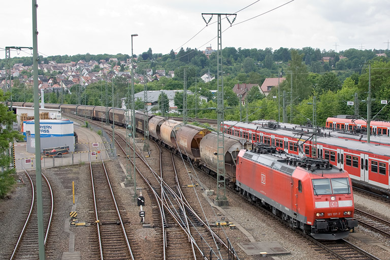 185 137 mit EZ 44696 bei km 16,0 (Juni 2012)