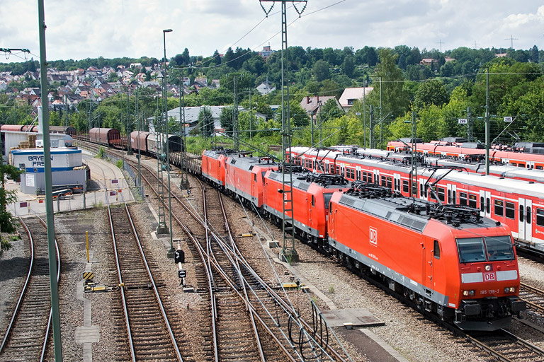 185 139, 185 125, 152 011 und 185 078 mit EZ 44696 bei km 16,0 (August 2012)