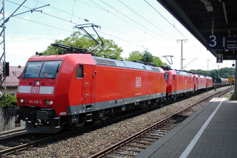 185 139, 185 125, 152 011 und 185 078 mit EZ 44696 bei km 16,8 (August 2012)