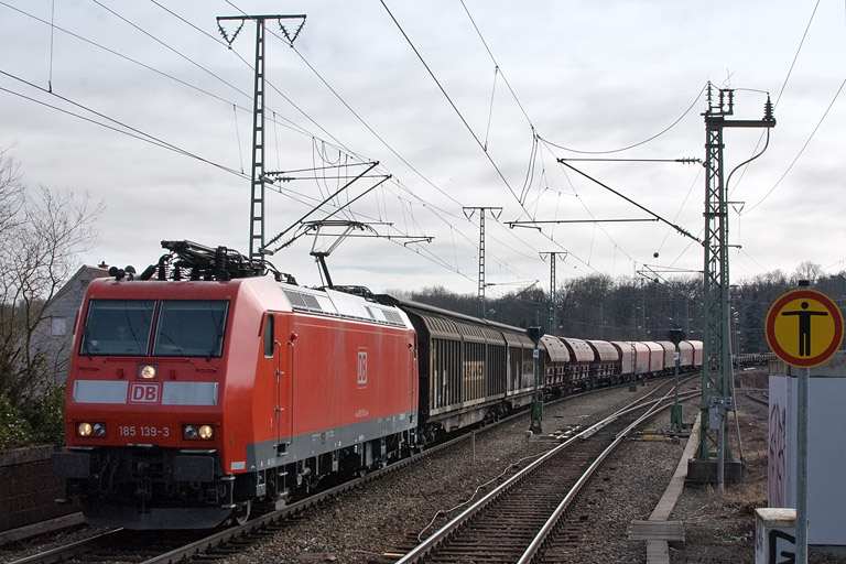 185 139 mit EZ 44696 bei km 16,8 (Februar 2012)
