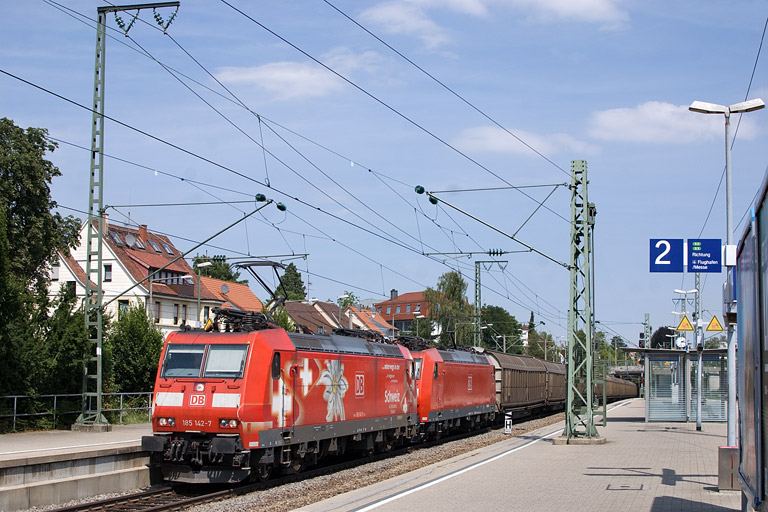 185 142 und Lok der Baureihe 185 mit GM 46717 bei km 15,6 (August 2012)
