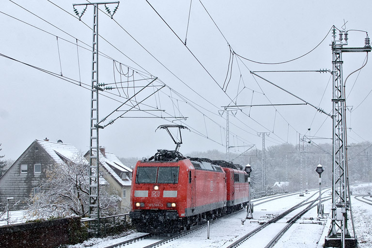 185 144 und 151 001 bei km 16,8 (Oktober 2012)
