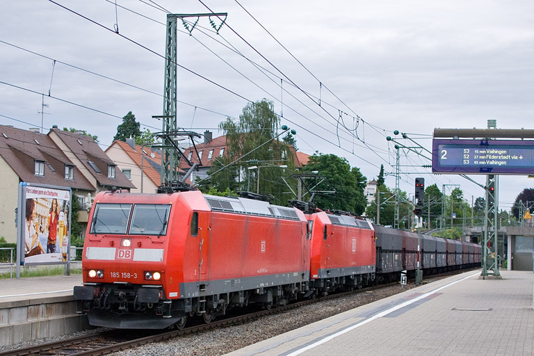 185 158 und 185 119 mit GM 47396 bei km 15,6 (Juni 2012)