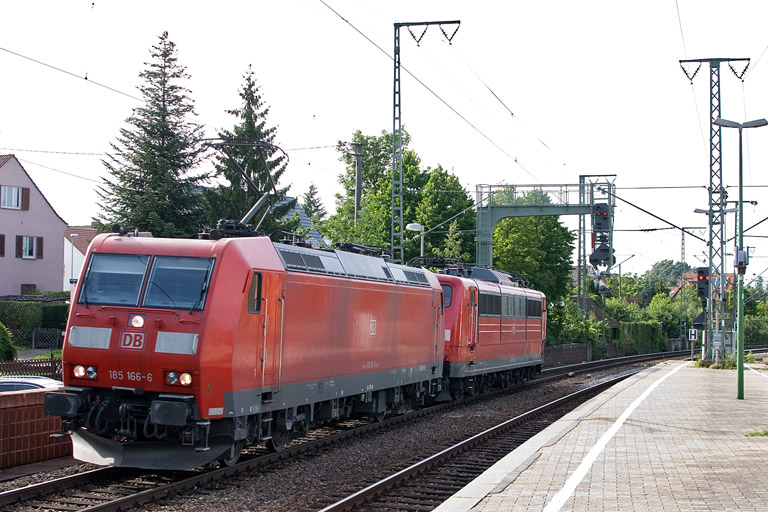 185 166 und 151 012 bei km 16,6 (Juli 2012)