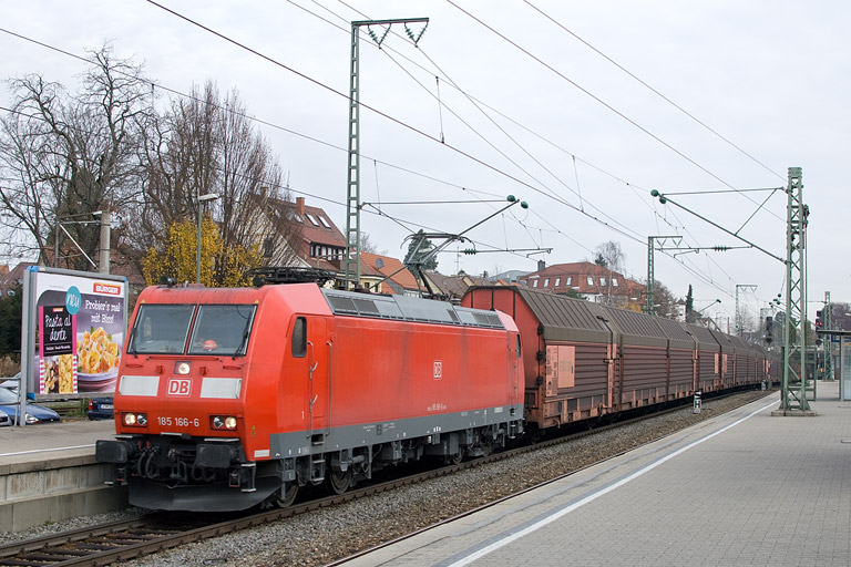 185 166 mit EK 56165 bei km 15,6 (November 2012)