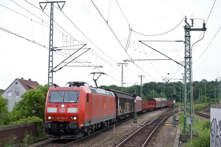 185 169 mit EZ 44696 bei km 16,8 (Juni 2012)