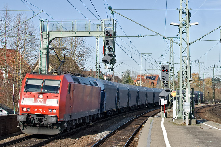 185 173 mit GM 49225 bei km 16,6 (November 2012)