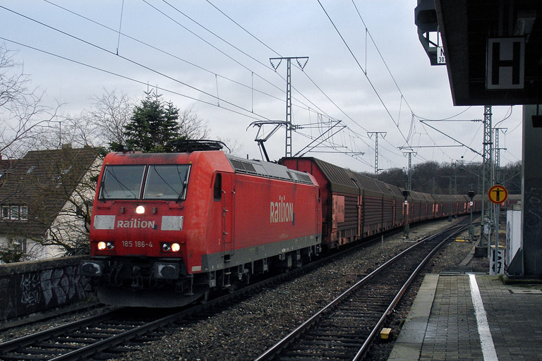185 186 mit GA 60082 bei km 16,8 (Januar 2012)