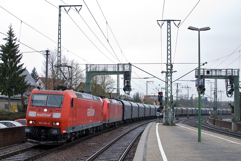 185 189 und 185 069 mit GM 62530 bei km 16,6 (April 2012)
