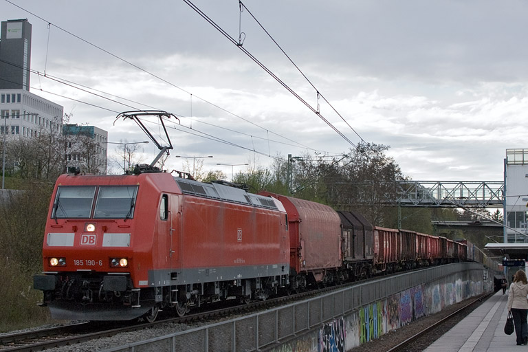 185 190 mit EK 56173 bei km 14,2 (April 2012)