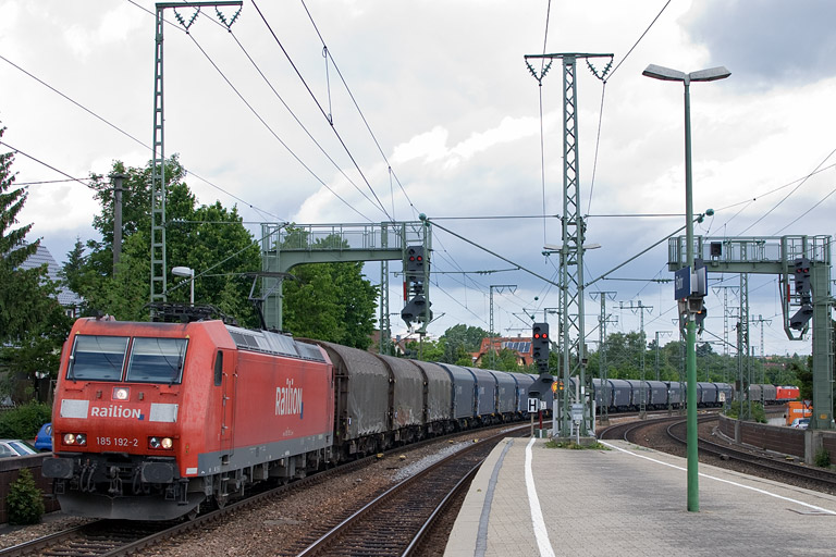 185 192 mit GM 49225 bei km 16,6 (Juni 2012)