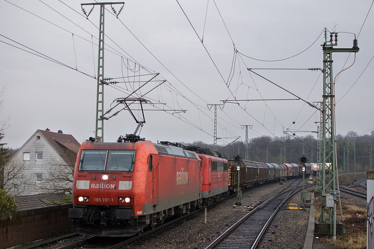 185 197 und 151 138 mit EK 56166 bei km 16,8 (April 2012)