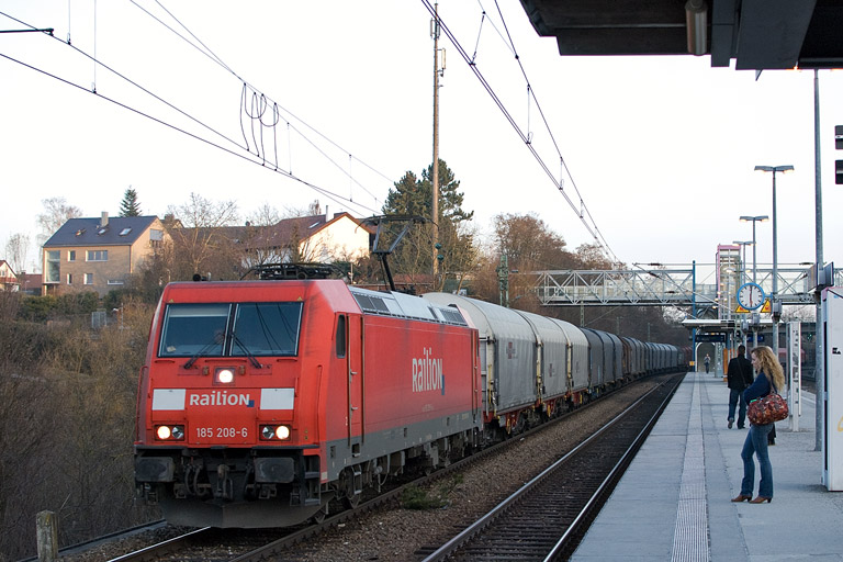 185 208 mit EK 56166 bei km 14,0 (M&auml;rz 2012)