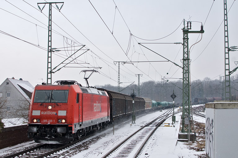 185 215 mit EZ 44696 bei km 16,8 (Februar 2012)