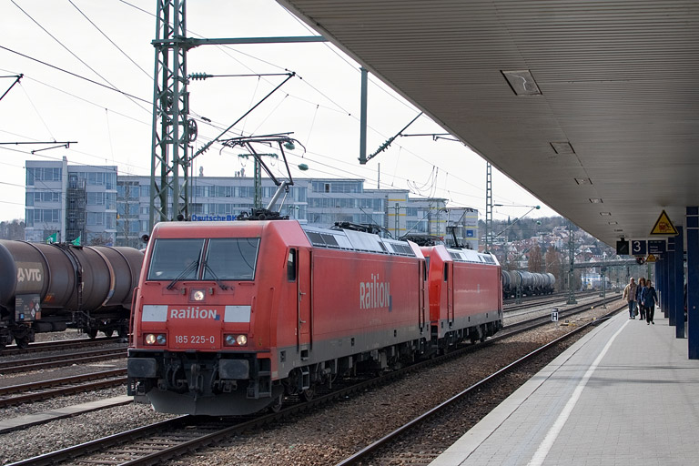 185 225 und 185 372 bei km 15,6 (M&auml;rz 2012)