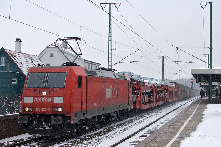 185 227 mit EK 56180 bei km 16,8 (Februar 2012)