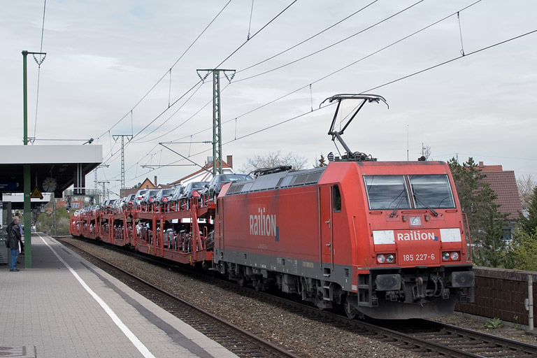 185 227 mit EK 56180 bei km 16,8 (April 2012)