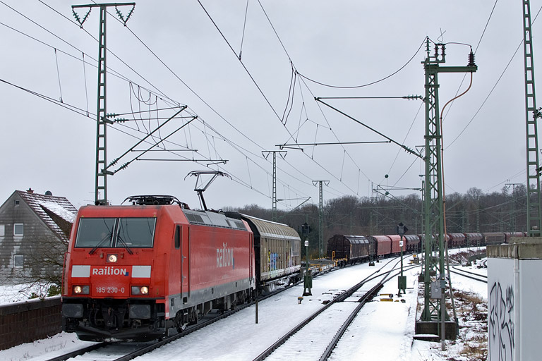 185 230 mit EZ 44696 bei km 16,8 (Februar 2012)